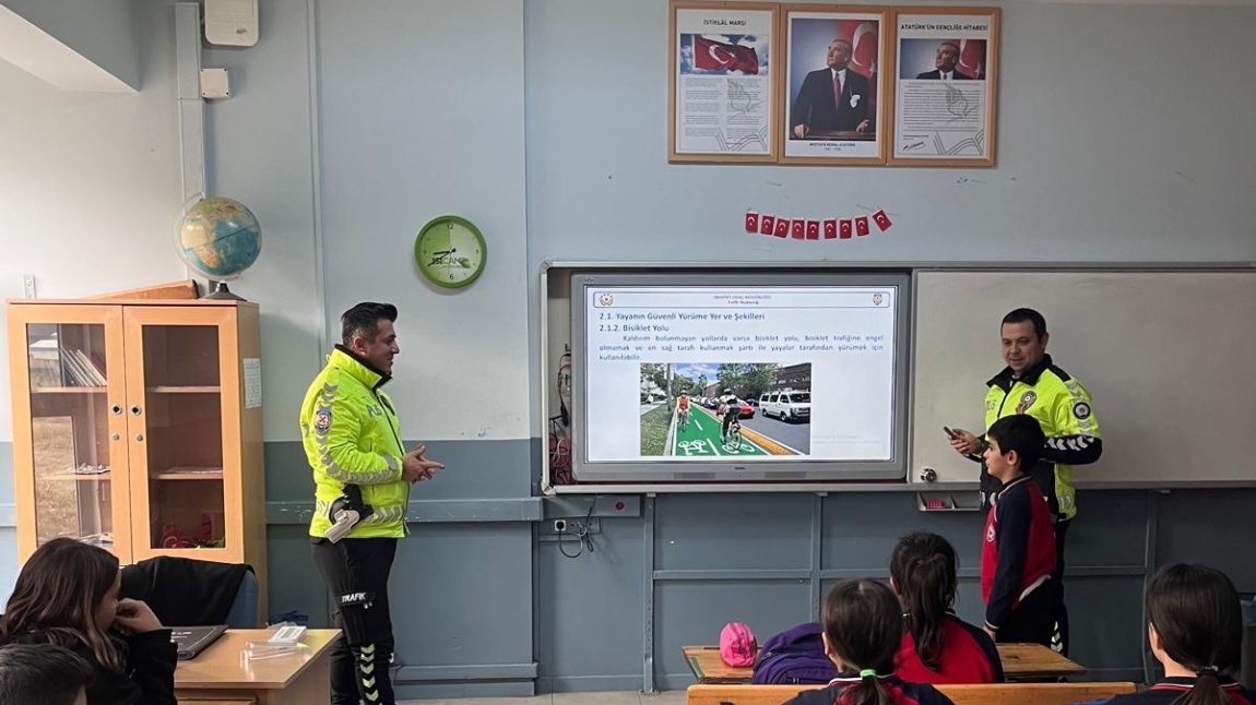 Trafik Polislerimiz Okulumuzda Öğrencilerimize Trafik Eğitimi Verdi...